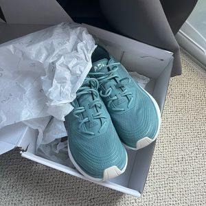 New with box! APL streamline sneakers, w 7.5